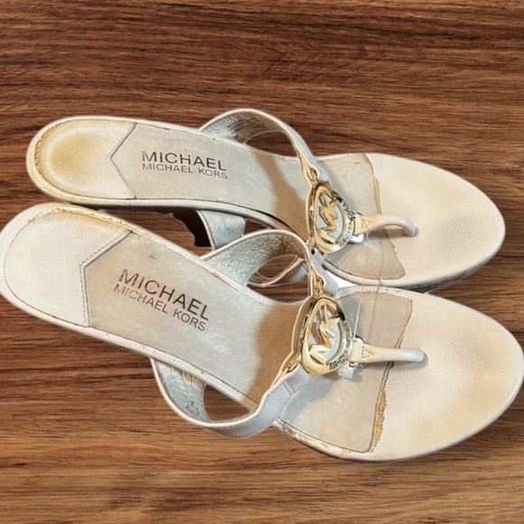 Michael Michael Kors Sandals Sz 8 Ivory Leather Thong Gold Logo Cork Wedge - Picture 5 of 10